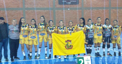 Atletas do futsal feminino de Lebon Régis conquistam o vice-campeonato